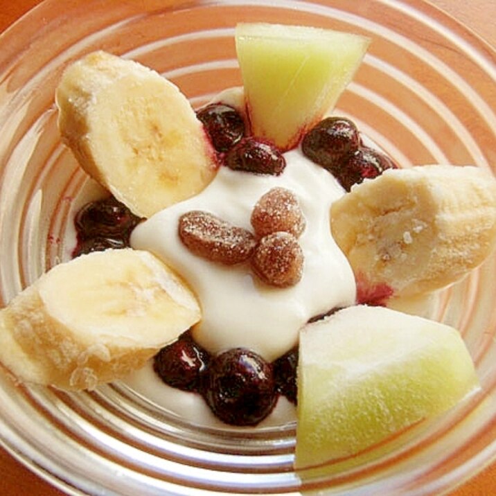 冷凍フルーツと甘納豆でヨーグルト♪（冷凍バナナ他）